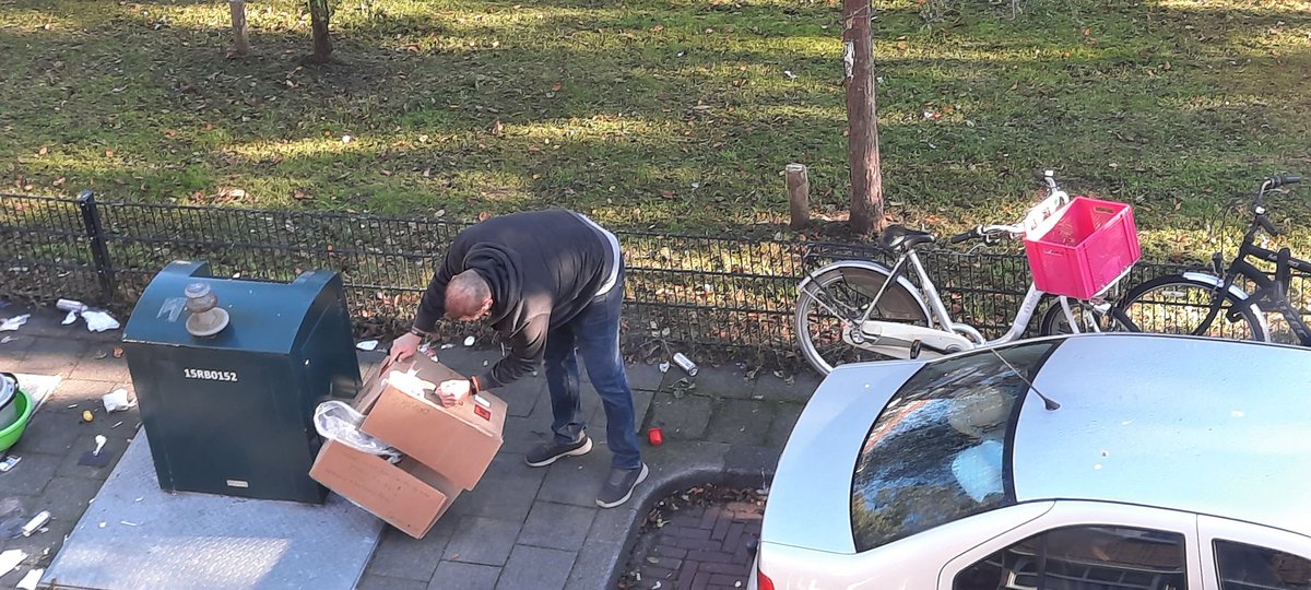Mijn man schrijft een boodschap op de doos die hij voor de 3e keer weer bij de eigenaren voor de deur gaat zetten.
#ruimjetroepop #wilfijnwoneninDenHaag <a href="/GemeenteDenHaag/">Gemeente Den Haag</a>