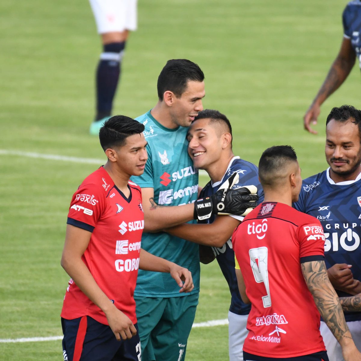 pipogi13's tweet photo. Feliz de reencontrarme con amigos que me dio el fútbol! Victoria más que importante para seguir por nuestro objetivo. Quedan 7 finales más @WilstermannCD @santieche22  💪💪💪 https://t.co/HL3F3E9QsH