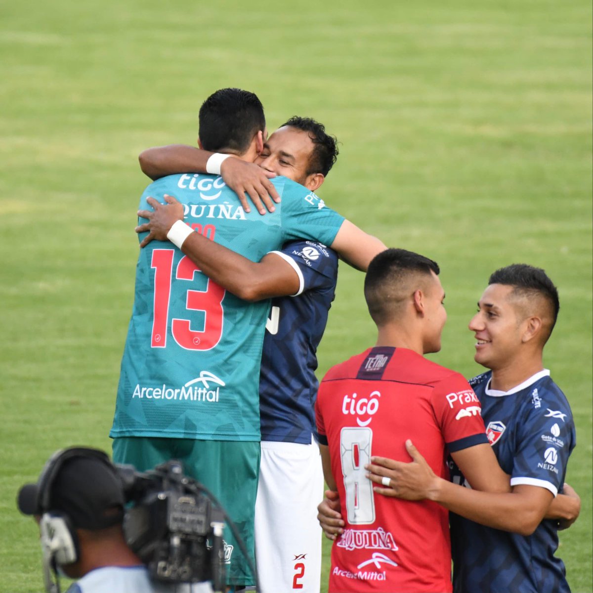 pipogi13's tweet photo. Feliz de reencontrarme con amigos que me dio el fútbol! Victoria más que importante para seguir por nuestro objetivo. Quedan 7 finales más @WilstermannCD @santieche22  💪💪💪 https://t.co/HL3F3E9QsH