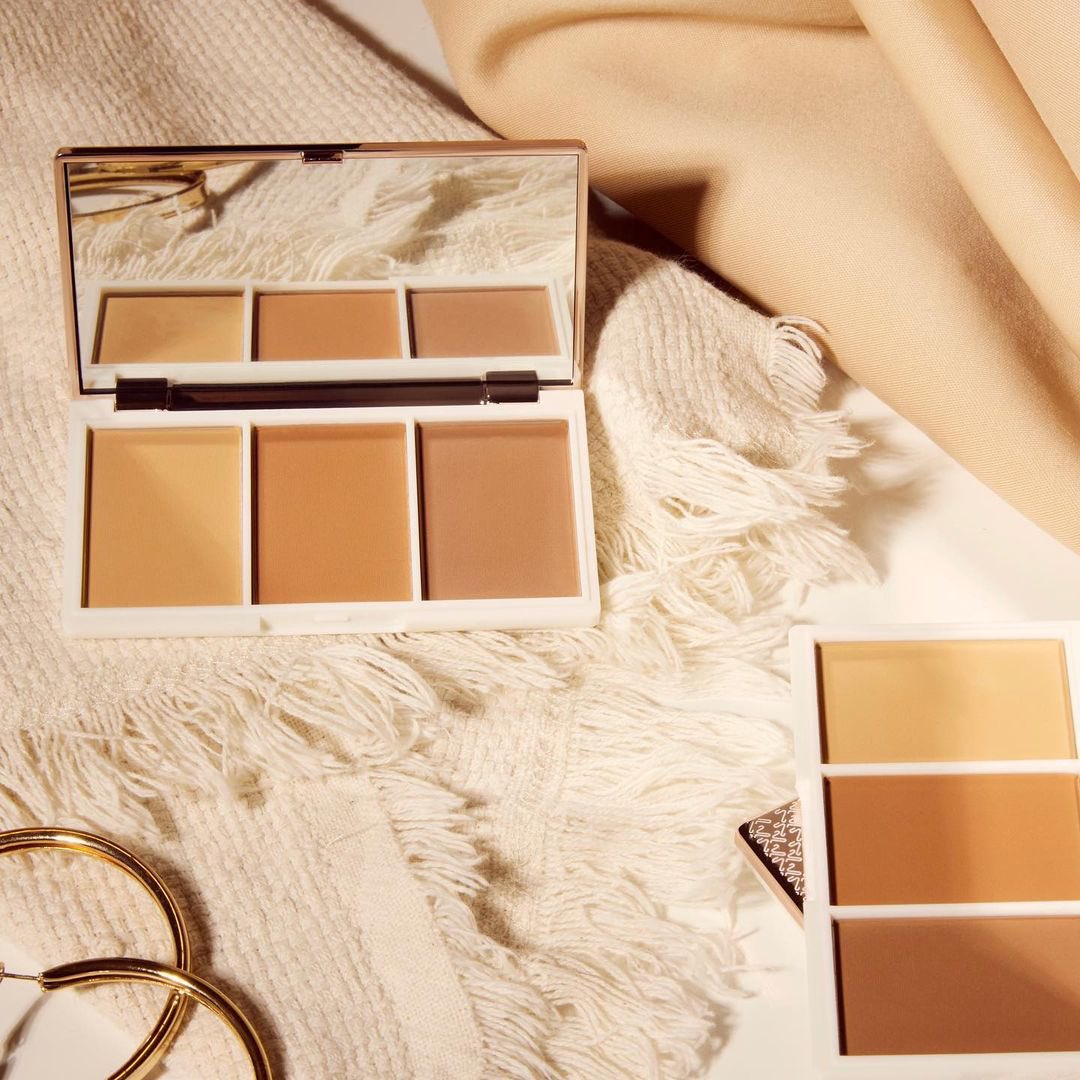 katrin_kay's tweet photo. Pick your shade, dab and blend 💪🏽

These 3 steps with our Contour Genius Palette will transform your look 🤩

// available exclusively on https://t.co/Cne8tsTUBv //

#KayBeauty #KayByKatrina #ContourLove #MakeupOfTheDay #MatteSkin #KatrinaKaif https://t.co/P6LQ1f4TmS