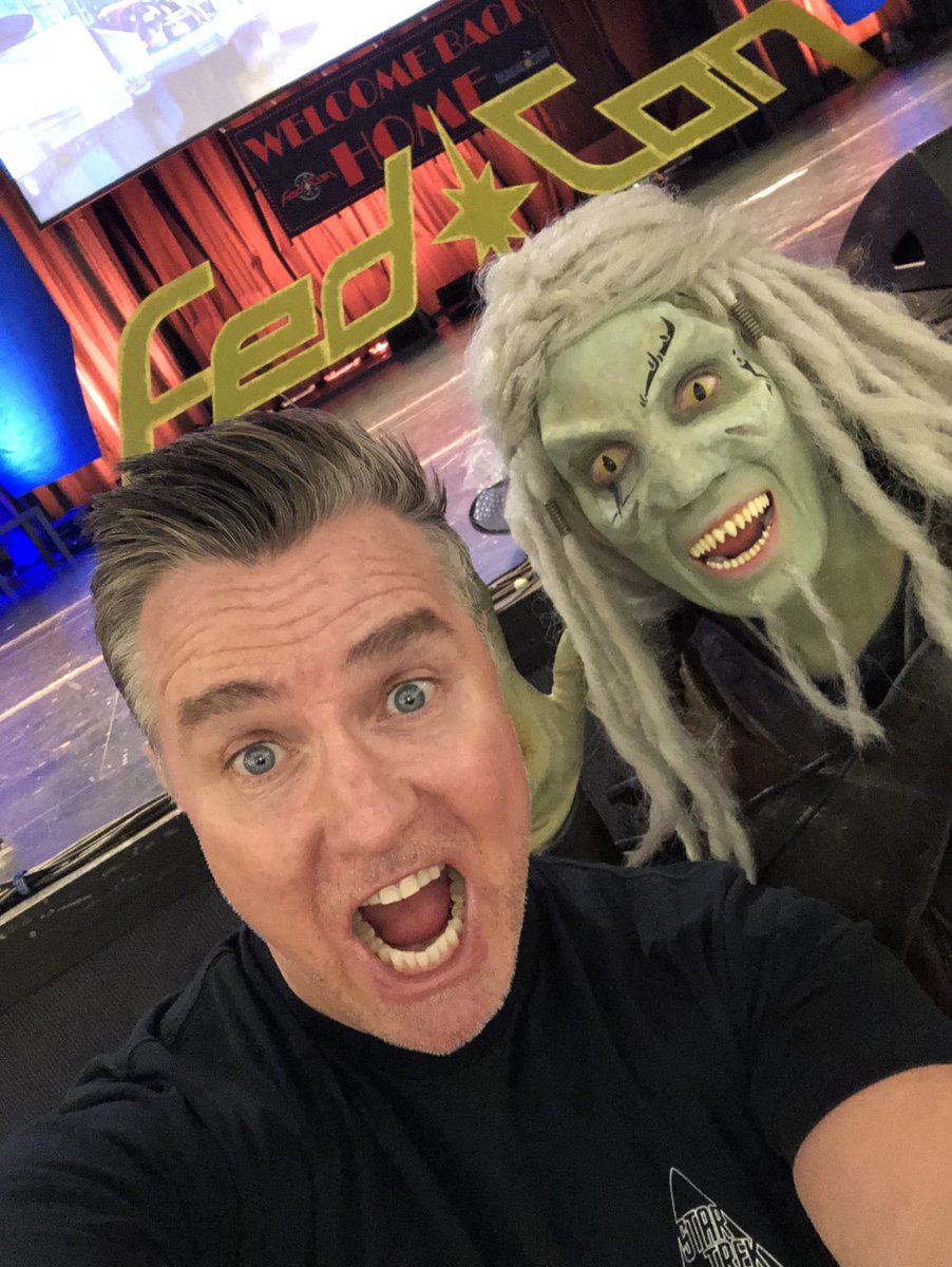 PaulyMcGillion's tweet photo. Help Meeeee!!! #Fedcon Germany https://t.co/JGPfioT3i4
