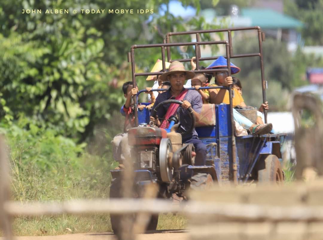 myanmarboii's tweet photo. Situation in Mobye, a town near Kayah and Shan state border,today. People are fleeing from their beloved native town because junta forces attacked them this morning.
(Photos by John Alben/facebook)
#WhatsHappeningInMyanmar
#SaveIDPs #Oct24Coup
More photos in comments 👇 https://t.co/cA0x6nH3dh