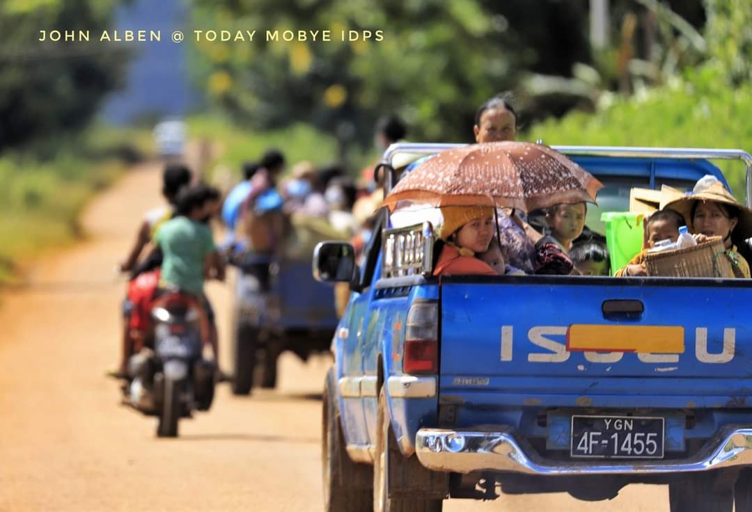 myanmarboii's tweet photo. Situation in Mobye, a town near Kayah and Shan state border,today. People are fleeing from their beloved native town because junta forces attacked them this morning.
(Photos by John Alben/facebook)
#WhatsHappeningInMyanmar
#SaveIDPs #Oct24Coup
More photos in comments 👇 https://t.co/cA0x6nH3dh