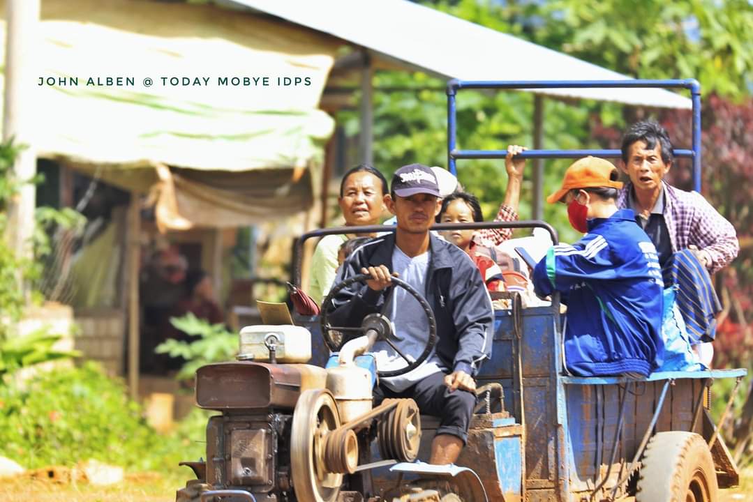 myanmarboii's tweet photo. Situation in Mobye, a town near Kayah and Shan state border,today. People are fleeing from their beloved native town because junta forces attacked them this morning.
(Photos by John Alben/facebook)
#WhatsHappeningInMyanmar
#SaveIDPs #Oct24Coup
More photos in comments 👇 https://t.co/cA0x6nH3dh