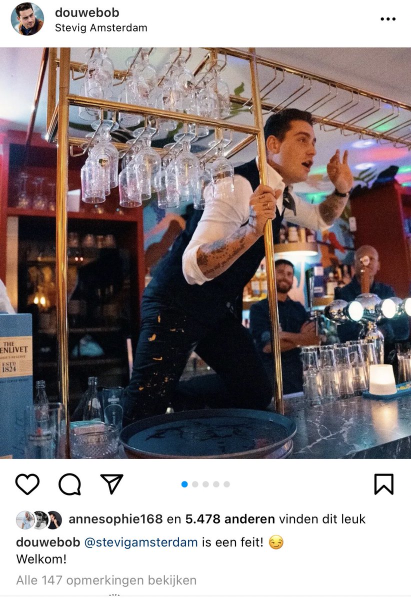 Maar wacht… Hè? Was een restaurant… Zeg maar… Niet zo’n plek waar je… een *QR-code* nodig hebt? 🤔🤷🏻‍♂️