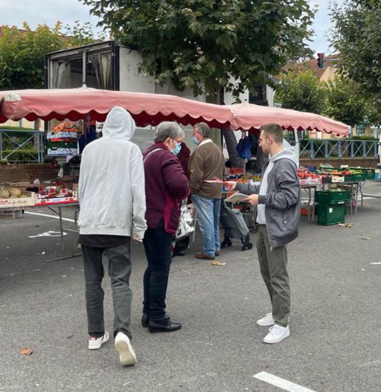 JeunesMacron80's tweet photo. .@JeunesMacron80 et @LREM80 au travail sur le terrain pour défendre le bilan d’@EmmanuelMacron et le faire connaître au plus grand nombre ! On continue, week-end après week-end pour la réélection du Président 🚀🇫🇷 #5AnsDePlus #TousEnsemble https://t.co/GXLQmnB8J5