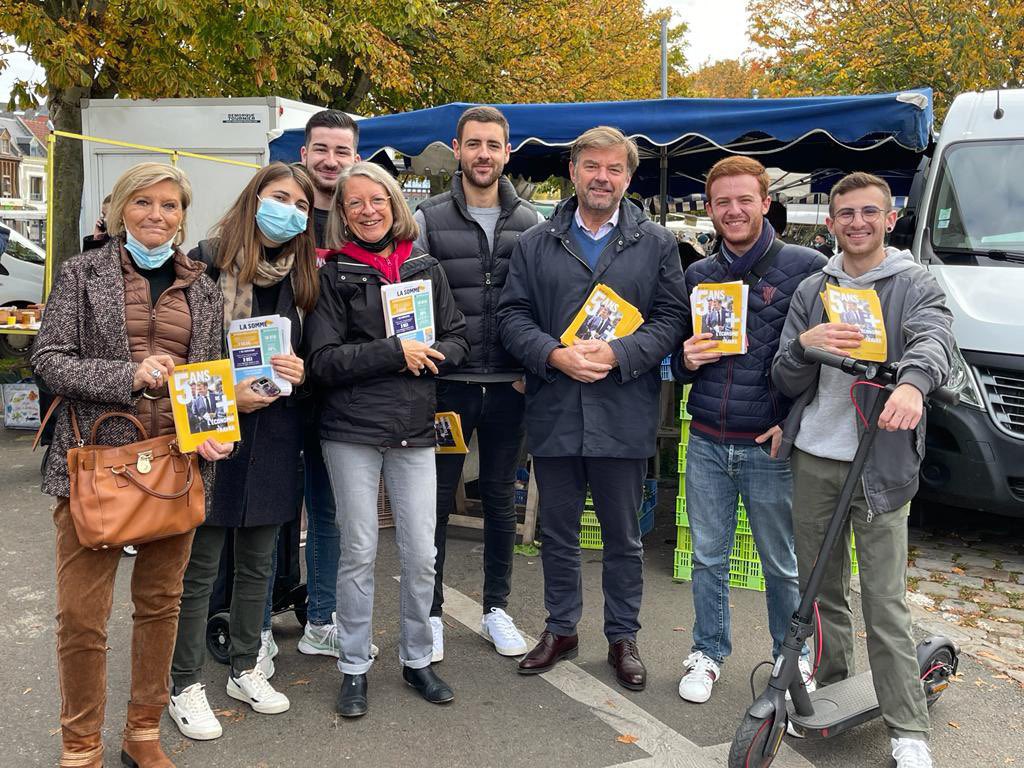 JeunesMacron80's tweet photo. .@JeunesMacron80 et @LREM80 au travail sur le terrain pour défendre le bilan d’@EmmanuelMacron et le faire connaître au plus grand nombre ! On continue, week-end après week-end pour la réélection du Président 🚀🇫🇷 #5AnsDePlus #TousEnsemble https://t.co/GXLQmnB8J5
