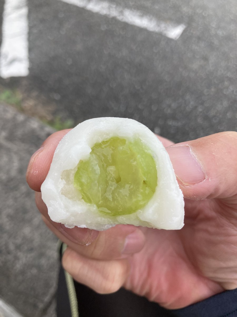 taron1286's tweet photo. 道の駅瑞穂にて。
静間松月堂さんの季節限定マスカット大福！
美味いわ。 https://t.co/uDksk7mgOo