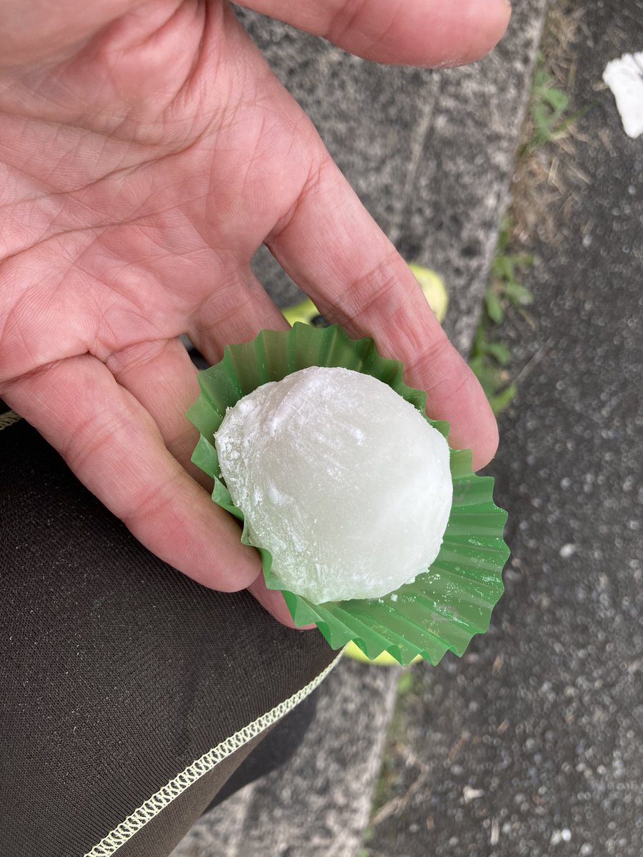 taron1286's tweet photo. 道の駅瑞穂にて。
静間松月堂さんの季節限定マスカット大福！
美味いわ。 https://t.co/uDksk7mgOo