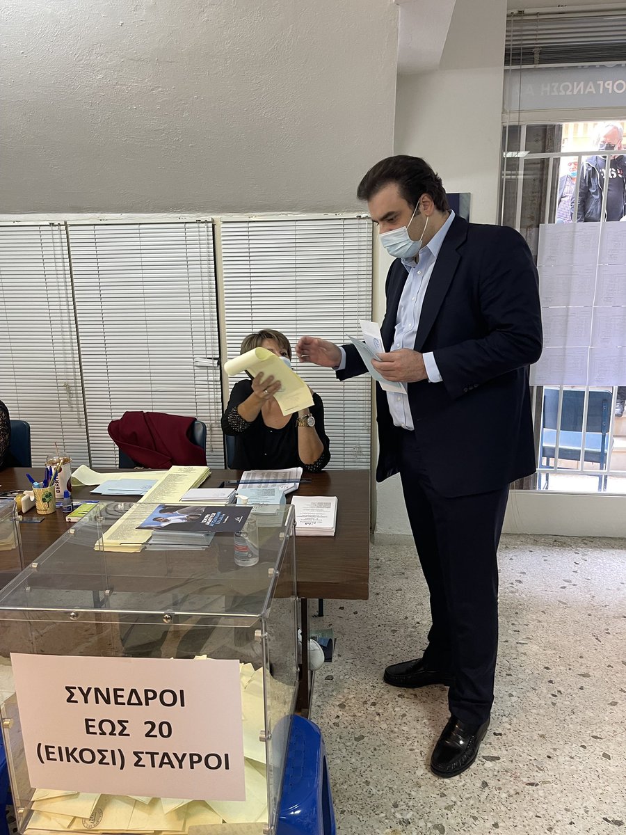 Pierrakakis's tweet photo. Στις εσωκομματικές εκλογές της @neademokratia, με φίλους από το 5ο Διαμέρισμα της ΔΕΕΠ Α’ Αθήνας. Μια άψογα οργανωμένη διαδικασία και για πρώτη φορά με δυνατότητα για ψήφο ψηφιακά. Η @neademokratia εξελίσσεται, σε μια Ελλάδα που αλλάζει και διακρίνεται. @kmitsotakis https://t.co/0Xn26Hoj0A