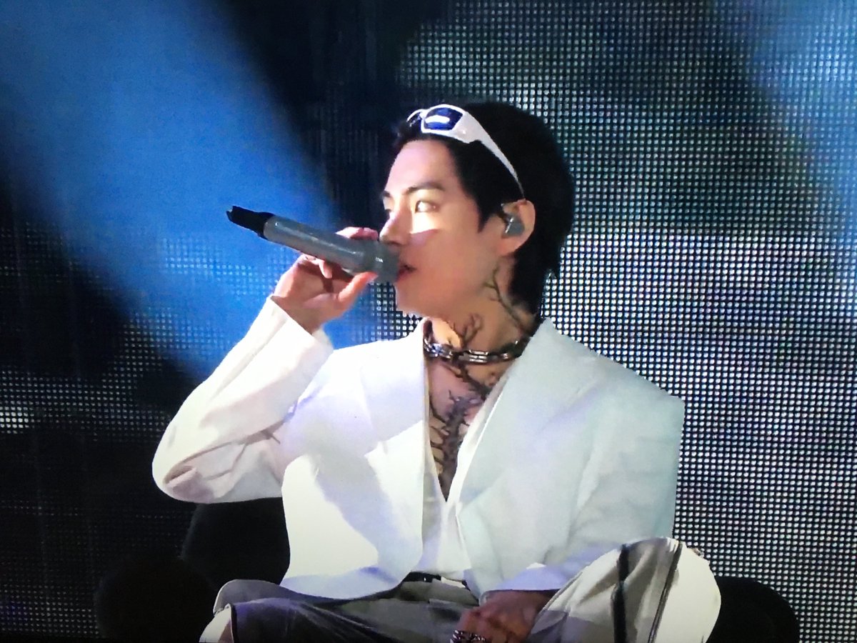 unotaehyung's tweet photo. KIM TAEHYUNG WHAT THE FUCK https://t.co/27CH3kOlGE
