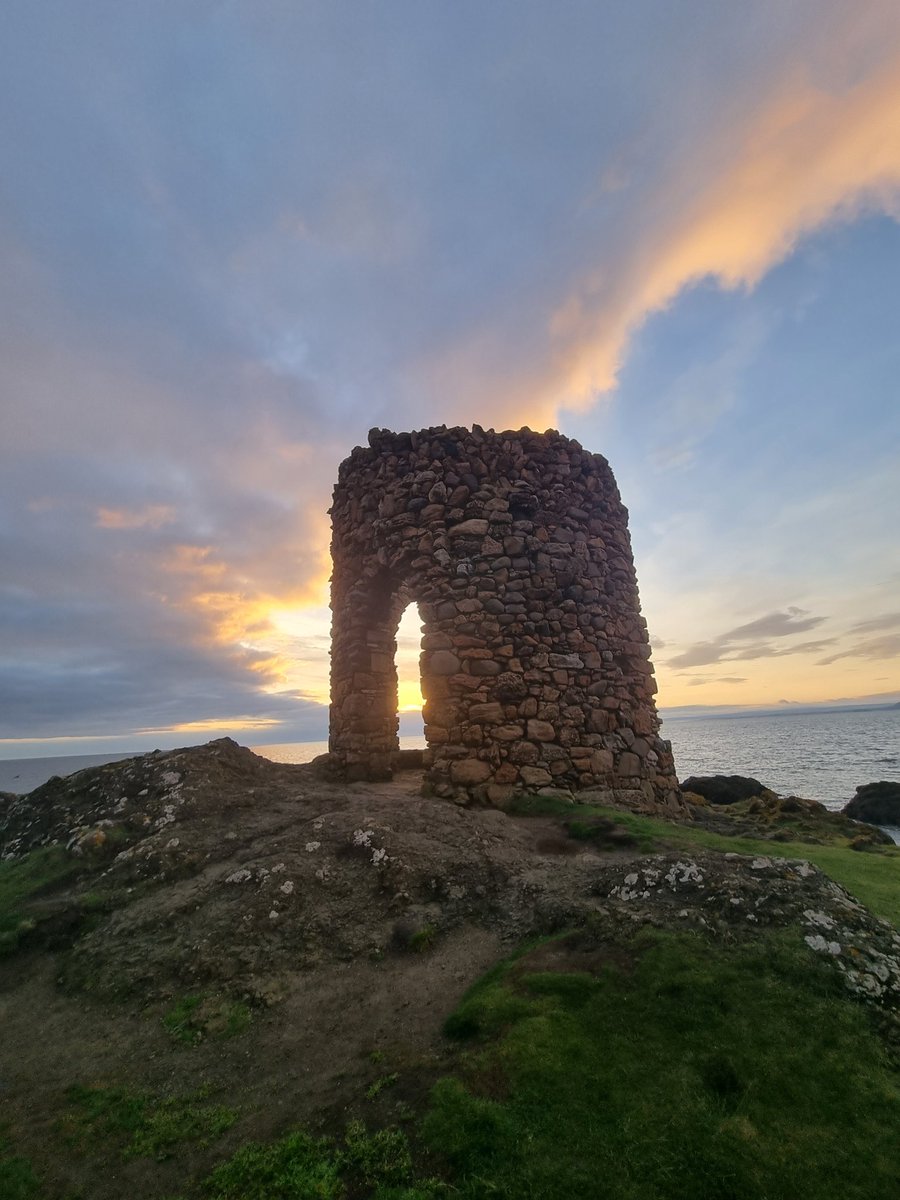 Jools_D79's tweet photo. Yesterday's sunrise over Elie.. LOVE this place.
#elie #ladystower #eastneukoffife #sunrise #scotlandsunrise #myhappyplace https://t.co/DpGGDstJ8g