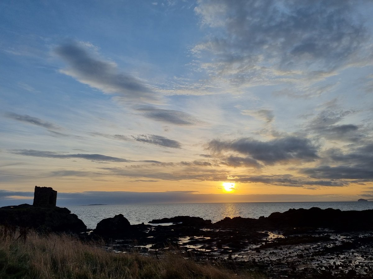 Jools_D79's tweet photo. Yesterday's sunrise over Elie.. LOVE this place.
#elie #ladystower #eastneukoffife #sunrise #scotlandsunrise #myhappyplace https://t.co/DpGGDstJ8g