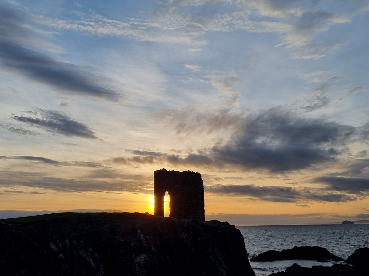 Jools_D79's tweet photo. Yesterday's sunrise over Elie.. LOVE this place.
#elie #ladystower #eastneukoffife #sunrise #scotlandsunrise #myhappyplace https://t.co/DpGGDstJ8g