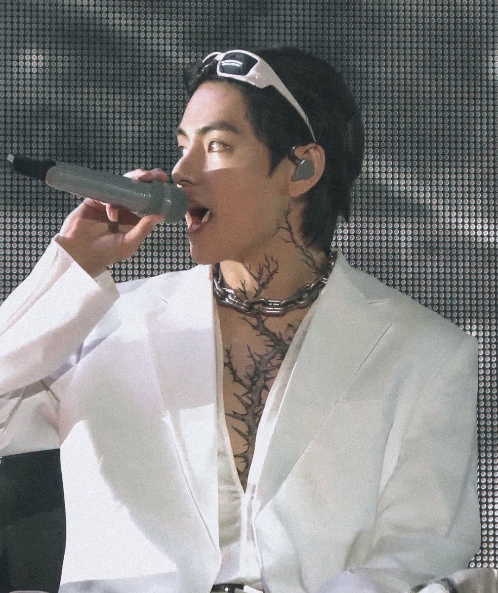taeteland's tweet photo. THE KING V IS ON STAGE BABY https://t.co/wj2ZbVGcuI