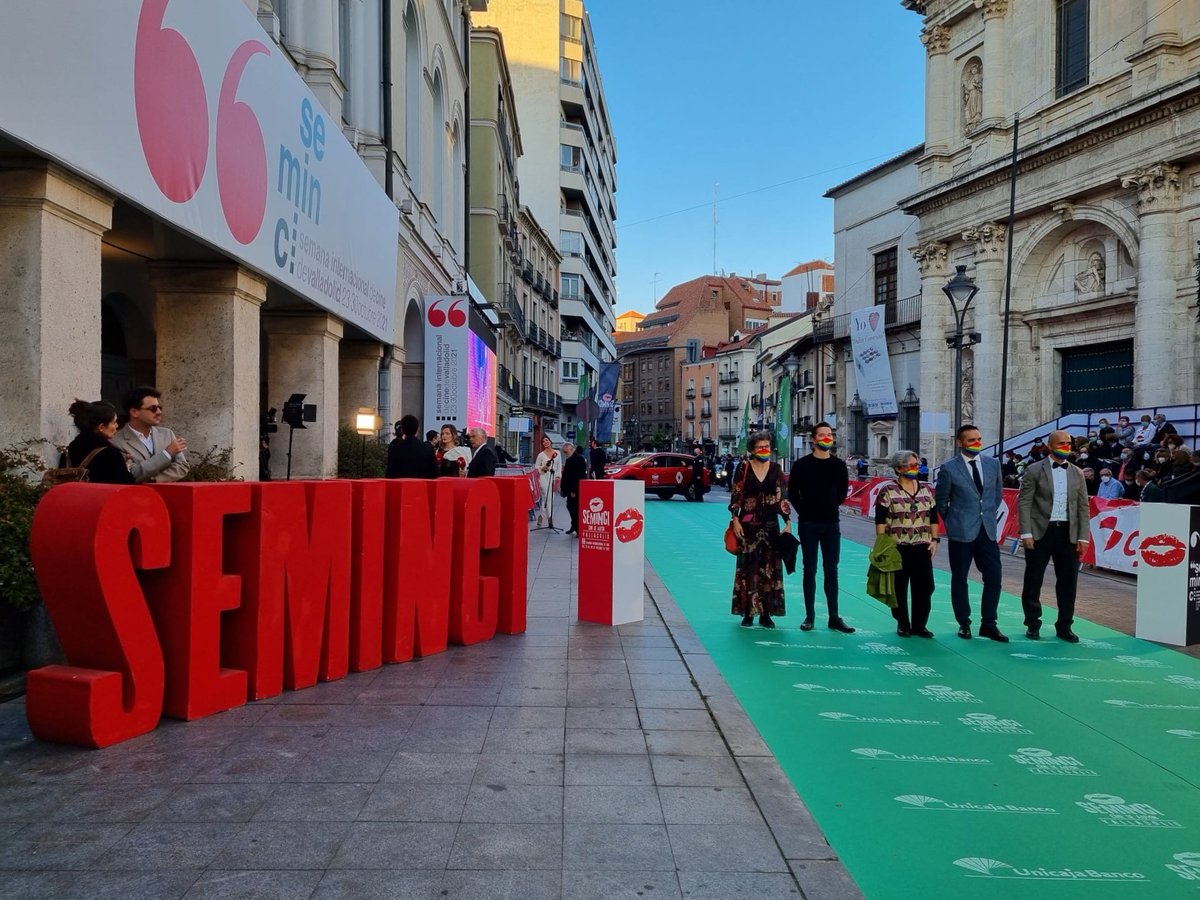 FestivalCINHOMO's tweet photo. La #66Seminci ya es una realidad y el jurado de la #EspigaArcoíris🌈 no puedo faltar ayer a la gala de inauguración en el @TCalderonVLL

📽️Recuerda: 14 son los títulos que optan a la Espiga Arcoíris que reconoce a la película del festival que mejor visibilice al colectivo #LGBTI https://t.co/InLgABvPHE