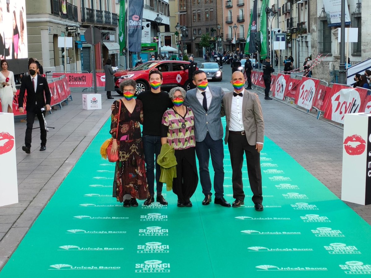 FestivalCINHOMO's tweet photo. La #66Seminci ya es una realidad y el jurado de la #EspigaArcoíris🌈 no puedo faltar ayer a la gala de inauguración en el @TCalderonVLL

📽️Recuerda: 14 son los títulos que optan a la Espiga Arcoíris que reconoce a la película del festival que mejor visibilice al colectivo #LGBTI https://t.co/InLgABvPHE