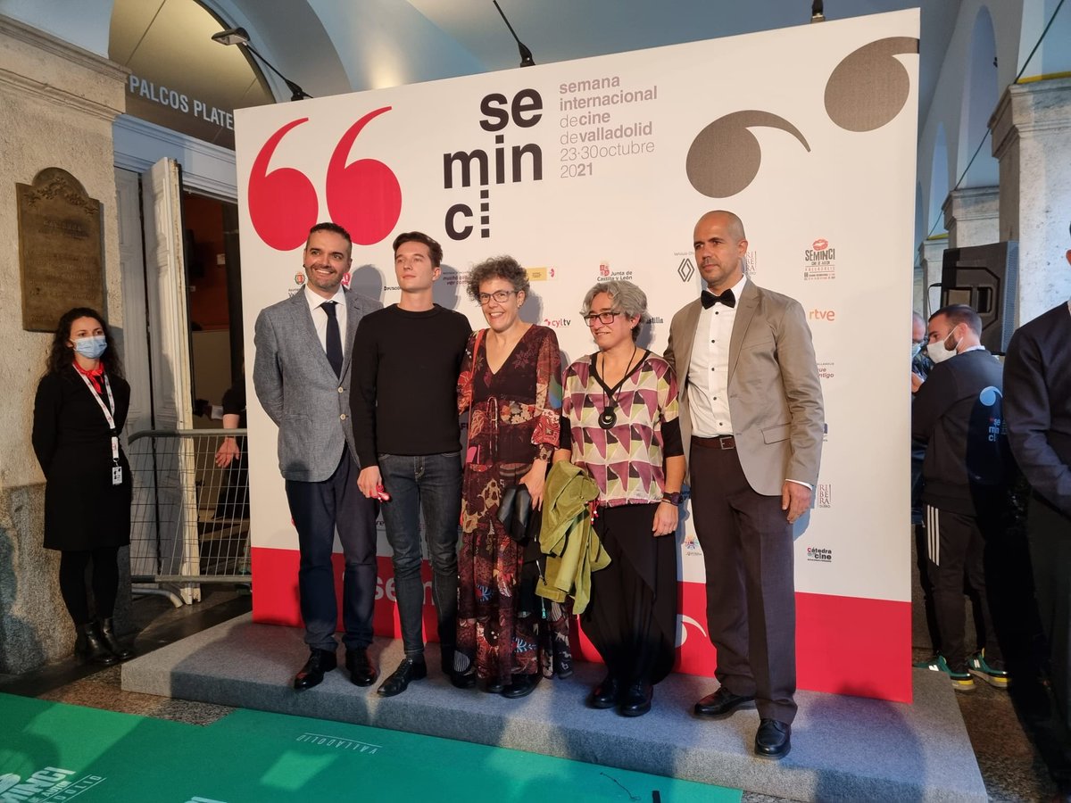 FestivalCINHOMO's tweet photo. La #66Seminci ya es una realidad y el jurado de la #EspigaArcoíris🌈 no puedo faltar ayer a la gala de inauguración en el @TCalderonVLL

📽️Recuerda: 14 son los títulos que optan a la Espiga Arcoíris que reconoce a la película del festival que mejor visibilice al colectivo #LGBTI https://t.co/InLgABvPHE