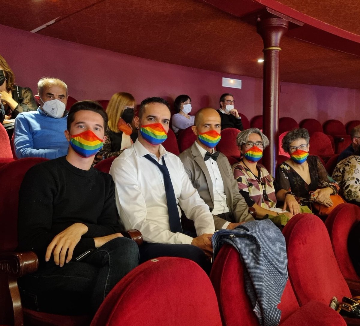 FestivalCINHOMO's tweet photo. La #66Seminci ya es una realidad y el jurado de la #EspigaArcoíris🌈 no puedo faltar ayer a la gala de inauguración en el @TCalderonVLL

📽️Recuerda: 14 son los títulos que optan a la Espiga Arcoíris que reconoce a la película del festival que mejor visibilice al colectivo #LGBTI https://t.co/InLgABvPHE