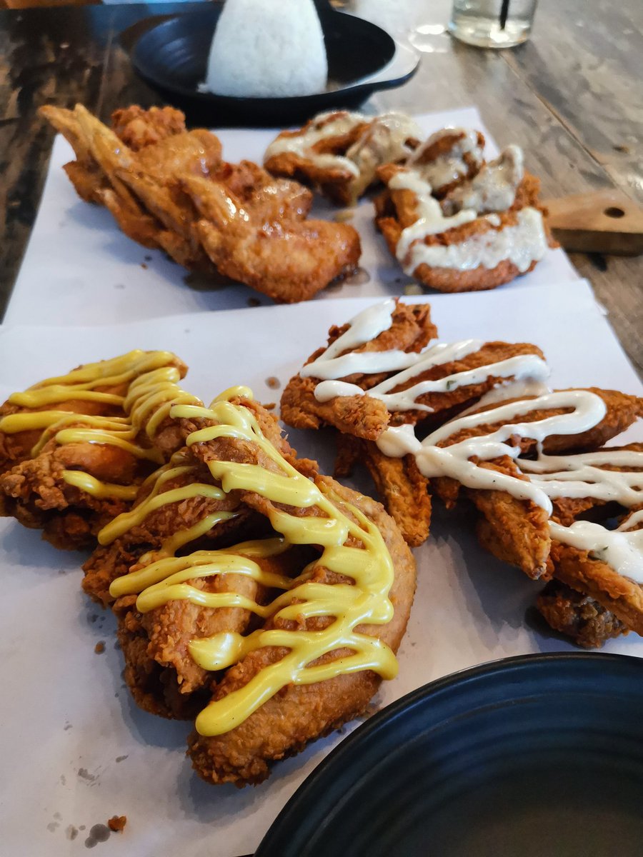 LagunaBaeAlter's tweet photo. Finally!!! Gutom yaaaaarn!??? Unli wings pa nga!!! #Busolve π€©ππΌ https://t.co/YArmcFfA7e