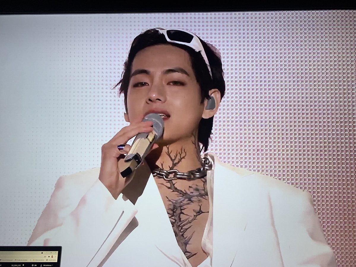 Michellanes's tweet photo. Mi Tae Tae sentadito 🥺 pero sin perder la postura de rey que es 👑 #PermissionToDanceOnStage #PTD_ON_STAGE @BTS_twt https://t.co/xciGYPLroH