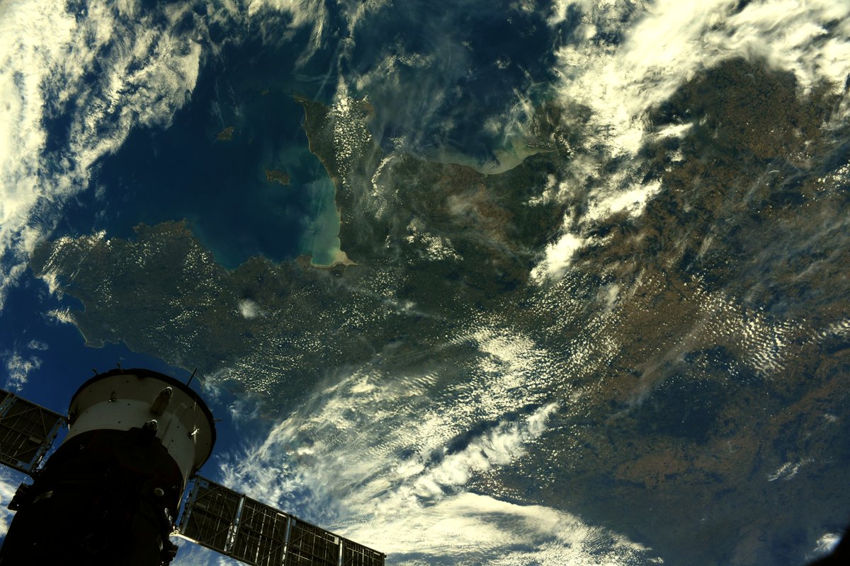 Thom_astro's tweet photo. Toujours un plaisir de voir apparaître ces côtes familières sous nos hublots 🤩 
.
Normandy and Brittany and some channel islands peep out from the clouds. #MissionAlpha https://t.co/qFRMf8Jh2s