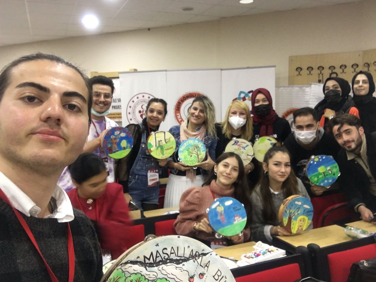 GSorumluluk's tweet photo. Gençlik ve Spor Bakanlığı tarafından desteklenen yürütücülüğünü @belgin_bal’ın yaptığı Gönüllü Gençler İle Sosyal Sorumluluk Projesi kapsamında @NurtenIren ile başladı  @omu_adem @gencliksporbak @GSBgenclik @ikasapoglu55 https://t.co/Eva6lGKT8Q
