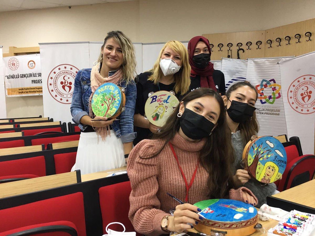 GSorumluluk's tweet photo. Gençlik ve Spor Bakanlığı tarafından desteklenen yürütücülüğünü @belgin_bal’ın yaptığı Gönüllü Gençler İle Sosyal Sorumluluk Projesi kapsamında @NurtenIren ile başladı  @omu_adem @gencliksporbak @GSBgenclik @ikasapoglu55 https://t.co/Eva6lGKT8Q