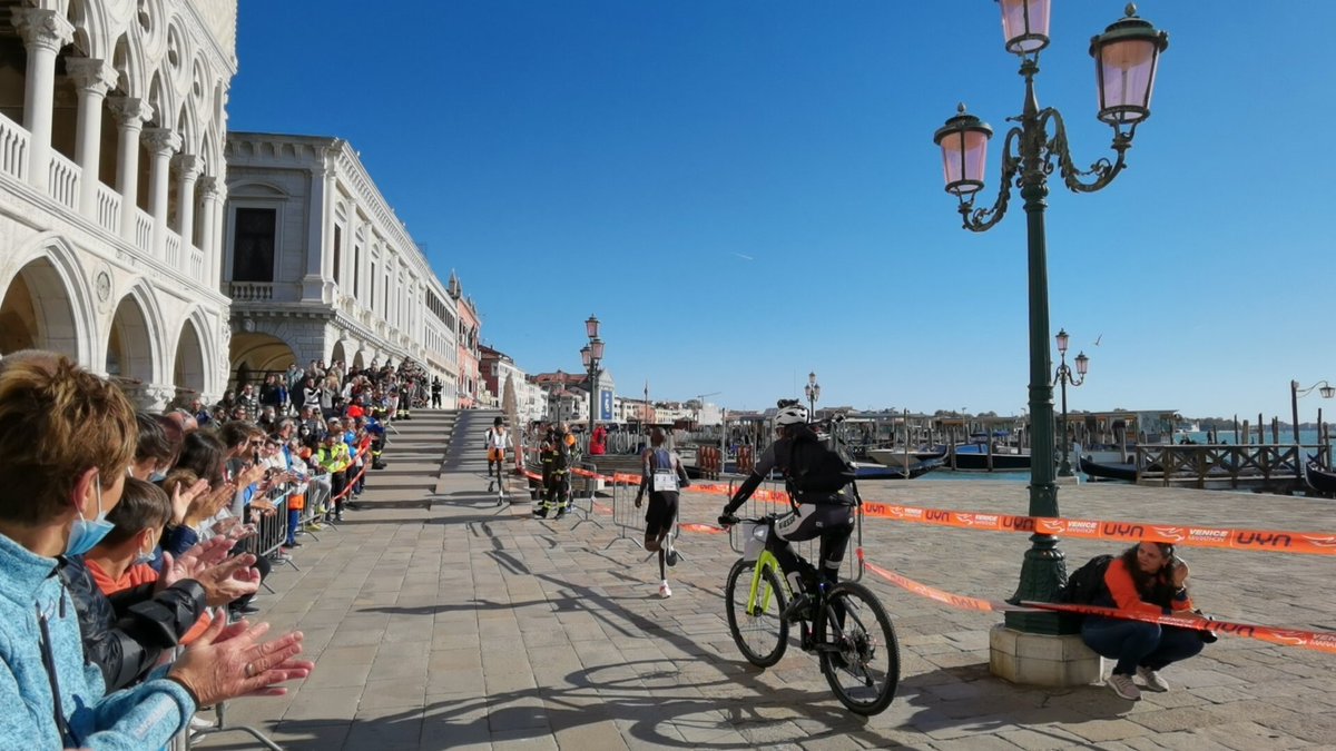 SerenissimaVe's tweet photo. #VeniceMarathon🏃🏻♀️
I top runner di questa 35^ edizione di Venice Marathon hanno appena passato Piazza San Marco!
A breve, raggiungeranno il loro traguardo🏅
#Venezia1600❤️🦁
#RunningVenice https://t.co/EJRP3upGXt