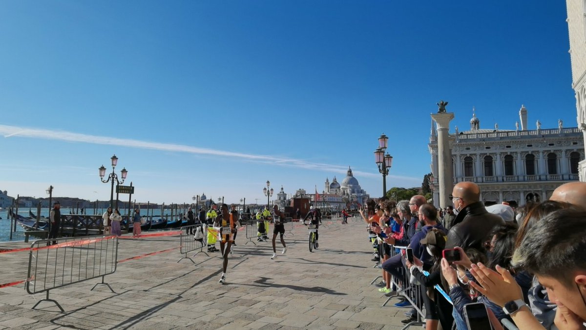 SerenissimaVe's tweet photo. #VeniceMarathon🏃🏻♀️
I top runner di questa 35^ edizione di Venice Marathon hanno appena passato Piazza San Marco!
A breve, raggiungeranno il loro traguardo🏅
#Venezia1600❤️🦁
#RunningVenice https://t.co/EJRP3upGXt