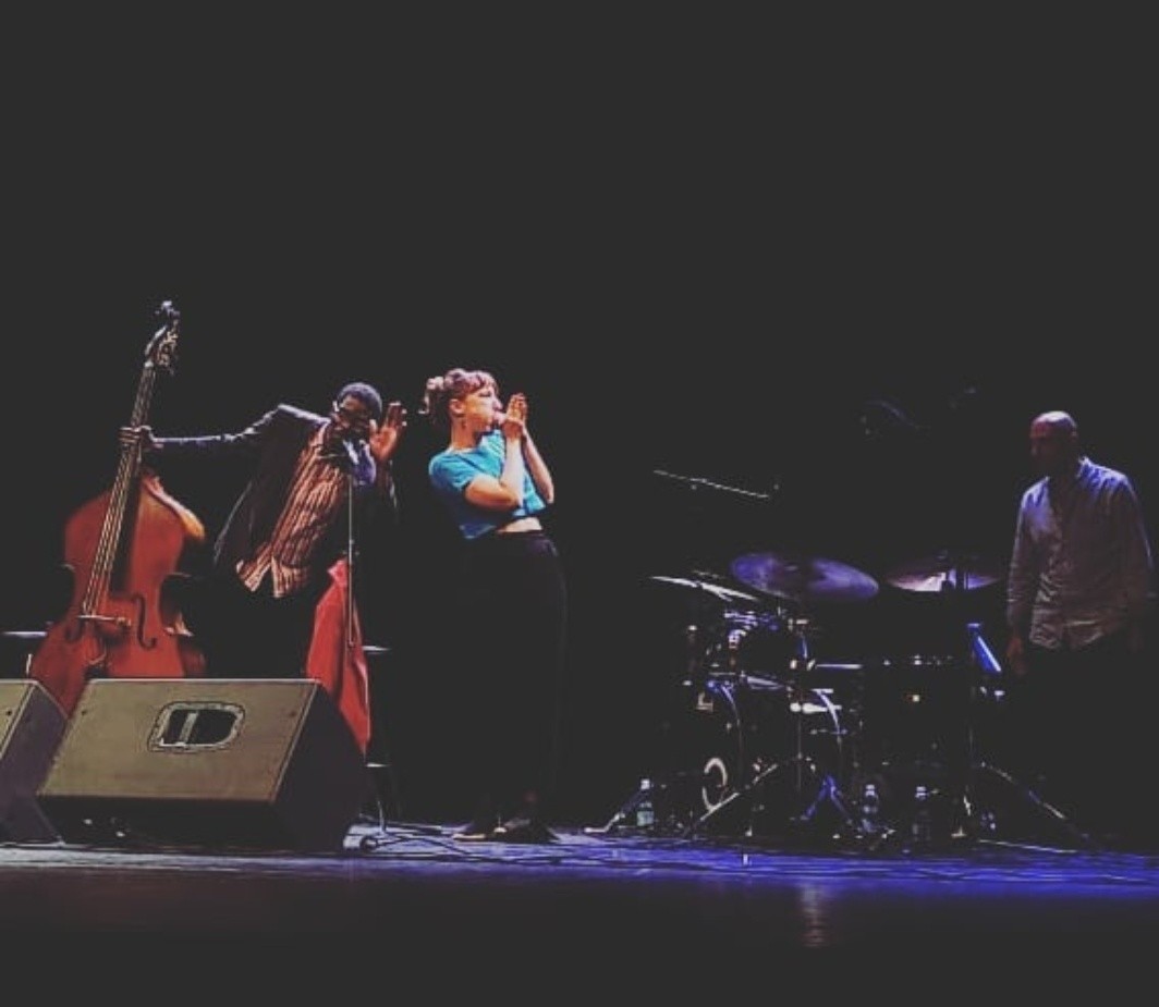 Janela_Brasil's tweet photo. Hoy, domingo, a las 13h dos potentes voces, dos duetos de excepción, un único encuentro en #MadridRio #MataderoMadrid: @Irene_Atienza + #YoelMolina/ #MarinaLledó+#ReinierElizarde. Patrocina FCHB
Entradas a la venta: https://t.co/D7IHuwI1ym https://t.co/A5lPuiwRnh
