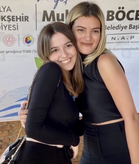 llgamz's tweet photo. O el detayını hiç farketmemiştim.. 
yeniden aşık olundu🔪🔪🥵🥵🥵🥵
@asliarslaan #sokaknoebetcileri 
fotolar 144p ahahahahs https://t.co/RrmbEIYz1m