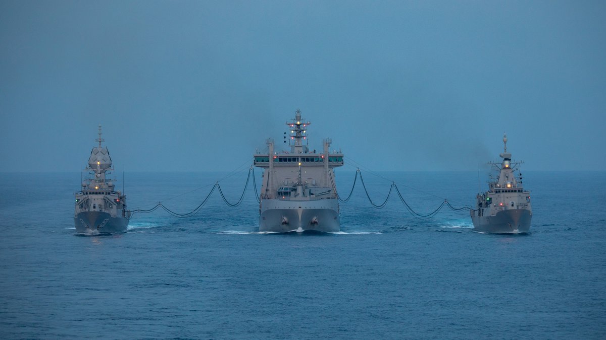 DefenceAust's tweet photo. Fuelling friendships β½
#HMASAnzac joined @NZNavy's #HMNZSAotearoa and #HMNZSTeKaha for a dual replenishment at sea off the east coast of Malaysia during Exercise #BersamaGold21. π¦πΊπ²πΎπΈπ¬π¬π§π³πΏ
@RoyalNavy @myjointforce @TheRSAF #FPDA50 #YourADF #POTD https://t.co/yrOkkcbCdH