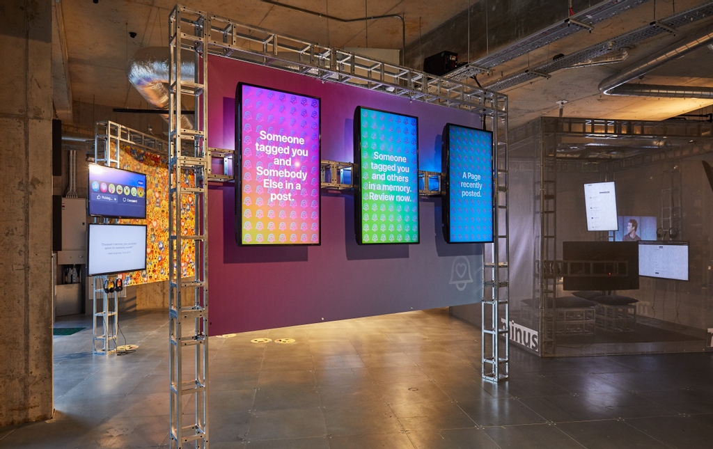 arebyte's tweet photo. US artist @bengrosser's first UK solo show, Software for Less, is now closed. 💻
Special thanks to Ben for visiting our gallery to talk about his work. We hope you enjoyed it!
More info: https://t.co/yyUVratu90
📸 Ollie Rudkin
#SoftwareForLess #DigitalArt #BigTech #Data https://t.co/Yfwl69Wq1H