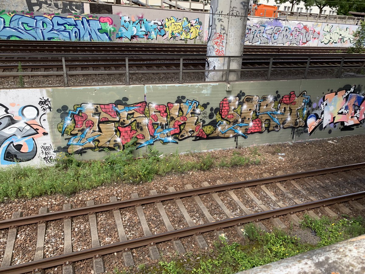 doeleano's tweet photo. #Graffiti #Basel #SBBline https://t.co/NXftOLS7zX