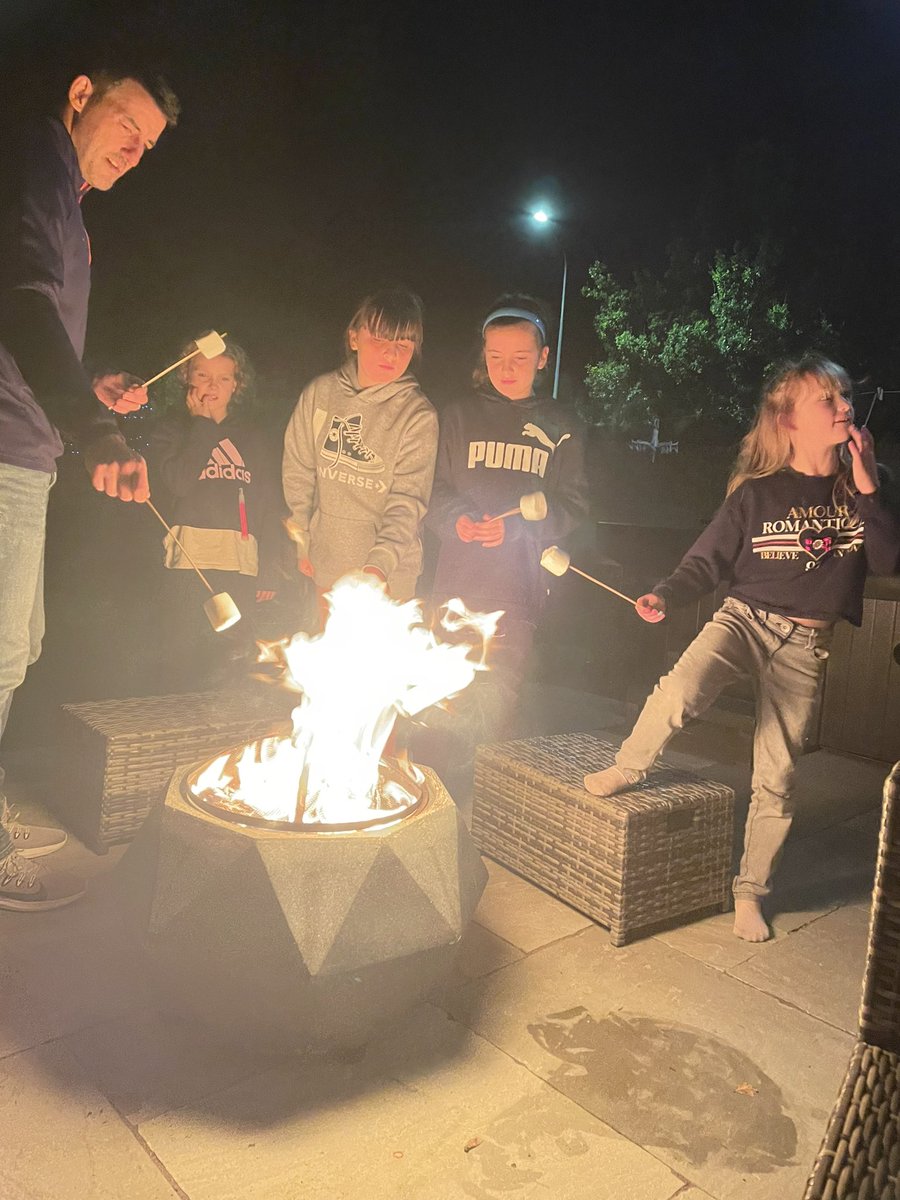 DianeFoulds's tweet photo. Roller world and marshmallows on the fire with their cousins in Colchester #halftermadventures🍁🍂 #cousins #familyfuntime #rollerworld @MrsBeeBrown https://t.co/hoXbjZCnaI