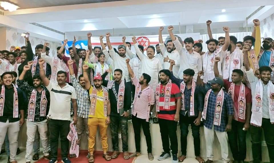 JSPRamMohan's tweet photo. శ్రీకాకుళం జిల్లా టౌన్ నుండి 150 మంది పైగా వైసీపీ,టీడీపీ నుంచి యువకులు పాండ్రంగి రాజేష్ నాయుడు సమక్షంలో  ప్రధాన కార్యదర్శి @TSivasankararao ఆధ్వర్యంలో @PawanKalyan గారు పార్టీ సిద్దాంతాలు నచ్చడంతో కండువా వేసి @JanaSenaParty కి 
ఆహ్వానించారు. https://t.co/ksZa9hPe9p