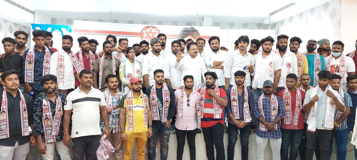 JSPRamMohan's tweet photo. శ్రీకాకుళం జిల్లా టౌన్ నుండి 150 మంది పైగా వైసీపీ,టీడీపీ నుంచి యువకులు పాండ్రంగి రాజేష్ నాయుడు సమక్షంలో  ప్రధాన కార్యదర్శి @TSivasankararao ఆధ్వర్యంలో @PawanKalyan గారు పార్టీ సిద్దాంతాలు నచ్చడంతో కండువా వేసి @JanaSenaParty కి 
ఆహ్వానించారు. https://t.co/ksZa9hPe9p