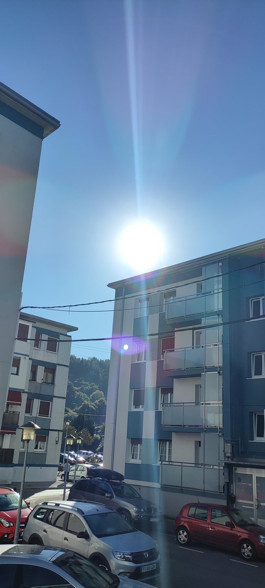 jkarsparrow's tweet photo. Día espectacular en el barrio de Lorategieta de Gernika-Lumo. Una vez más, llevamos dos horas sin luz, sin motivo aparente. Ni una brizna de viento, ni lluvia ni nada. Abandono y ninguneo continuo por parte de @iberdrola @AytGernika @Gob_eus https://t.co/h5mAVwjmN4