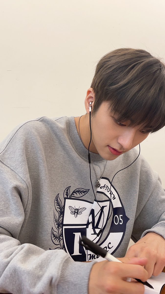 OmegaX_members's tweet photo. [#OX]

포액만나는게제일행복❤🥰

#OMEGA_X #오메가엑스 #세빈 https://t.co/D8zmPzWQ5B