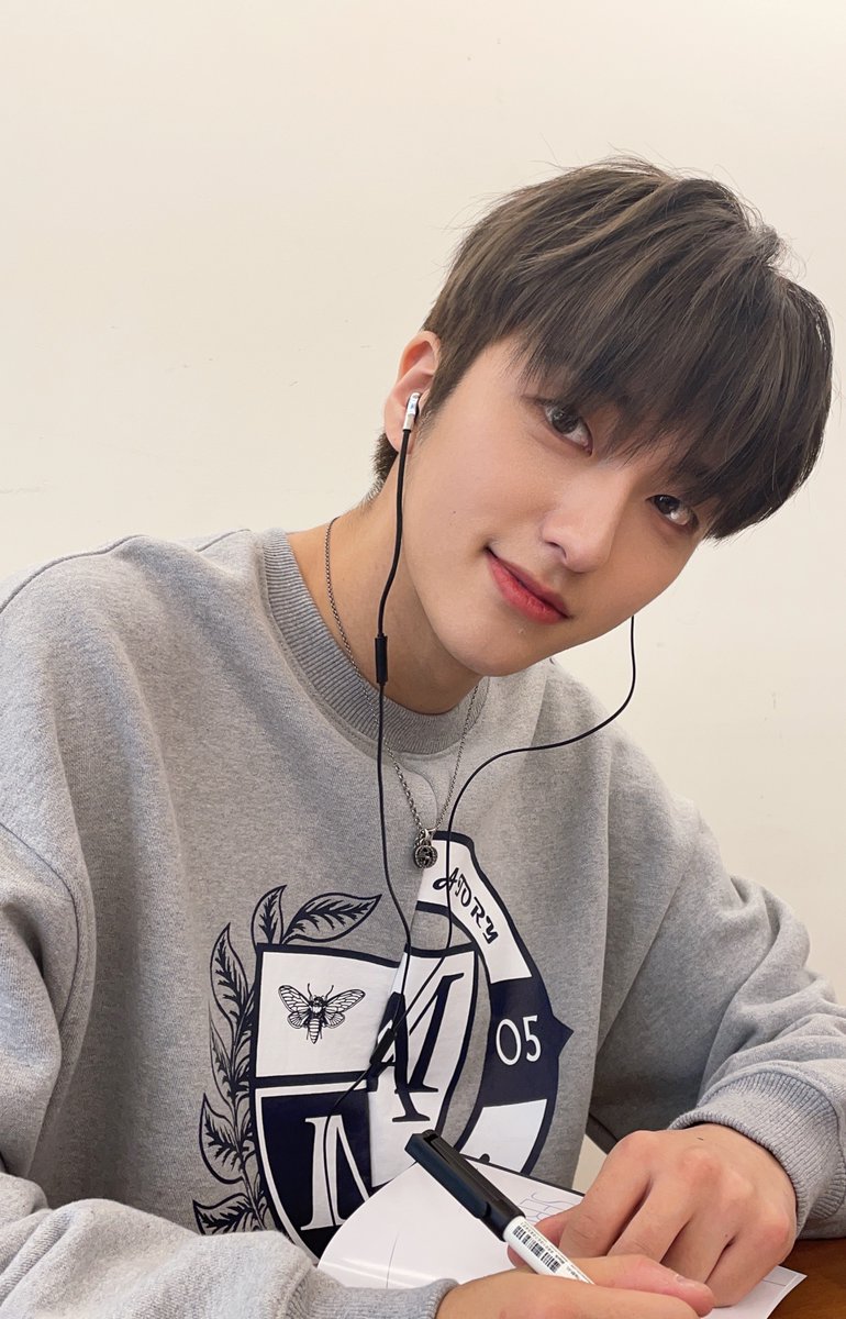 OmegaX_members's tweet photo. [#OX]

포액만나는게제일행복❤🥰

#OMEGA_X #오메가엑스 #세빈 https://t.co/D8zmPzWQ5B