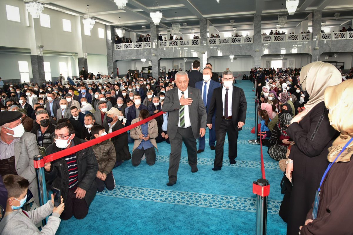 onedio's tweet photo. Bunu da Gördük: Afyon’da Caminin İçinden Protokol Yolu Geçirildi https://t.co/lCKamzn5Cs https://t.co/GWpb2a0Rq3