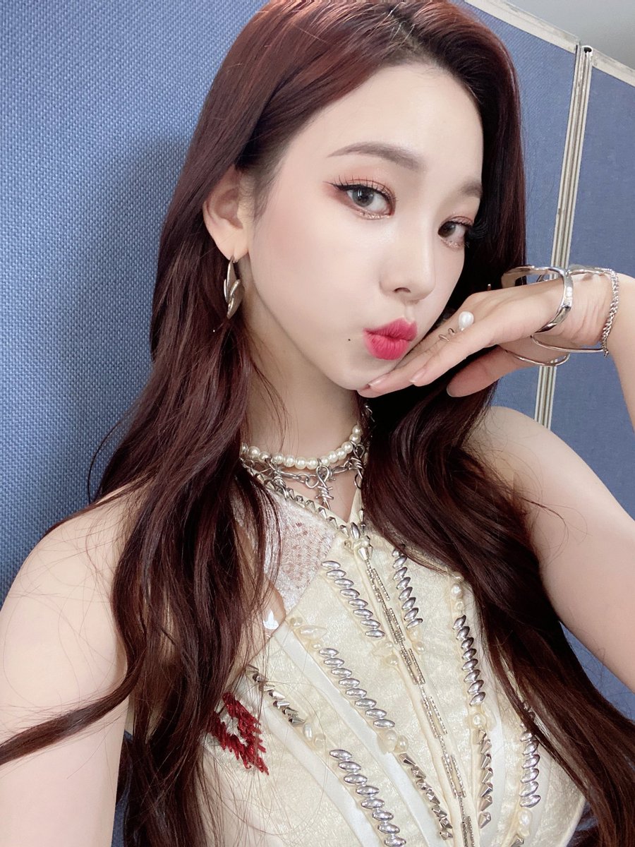 itzyseji's tweet photo. We came to Music Bank last Friday and Mys gave us another chance to be nominated for 1 price it’s always fun for me to come to do music stage promotion and being able to see our name as one of the candidate for 1st place. https://t.co/Rcfdp38rCA