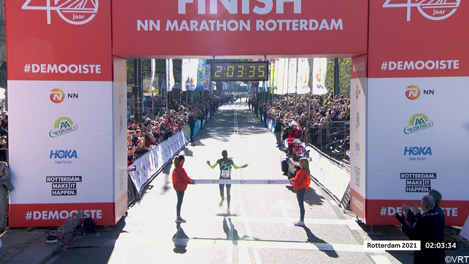 sporza's tweet photo. Wat een klasbak 🤩 @BashirAbdi7 wint marathon van Rotterdam en verpulvert Europees record

https://t.co/Vmd0Q3vC8u https://t.co/tRww7hJyMU