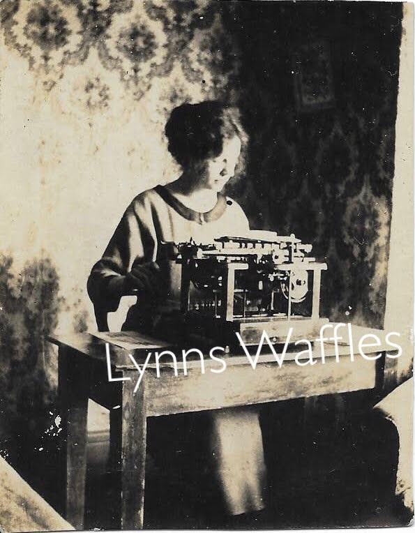 LynnsWPics's tweet photo. Sunday Pic
Meet Aunt Essie😊
How would you like to have typed on this Typewriter! 📃
From what I can see I think it’s a 1910’s model, what a contraption!
Super photo find😍
Found at October  #SheptonFleamarket
#OldPhotos #Typewriter #FamilyHistory
#SheptonFlea #SheptonFleamarket https://t.co/vAEarKxIn9