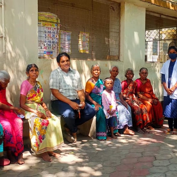 CRLingeswaran's tweet photo. Did free eye screening distributed free medicines  on behalf  of  our hospital  @ Jothi trust urban  homeless people  home spent  time with  thathas and patties  had a nice chat with them they were feeling  happy  and emotional  for seeing  some one caring  them. https://t.co/YGSNiq6Tw0