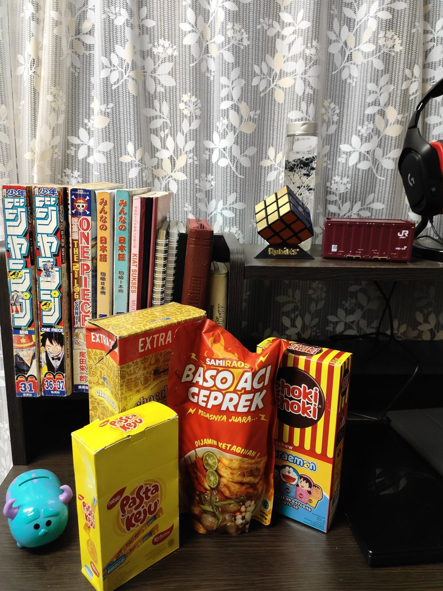 gunakarta's tweet photo. Hatur nuhun. 🙏 
Lumayan rindu snack Indonesia. 😂 https://t.co/790jVF7ZK8