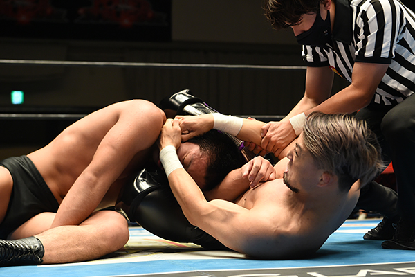 新日本プロレスリング株式会社 S Tweet 10 24後楽園大会 第2試合 Never無差別級6人タッグ選手権 前哨戦 Shoがスネークバイトで若獅子 藤田を完全ko 試合後もダーティーファイトで王者組を挑発 試合の詳細は新日本プロレス スマホサイトで速報中