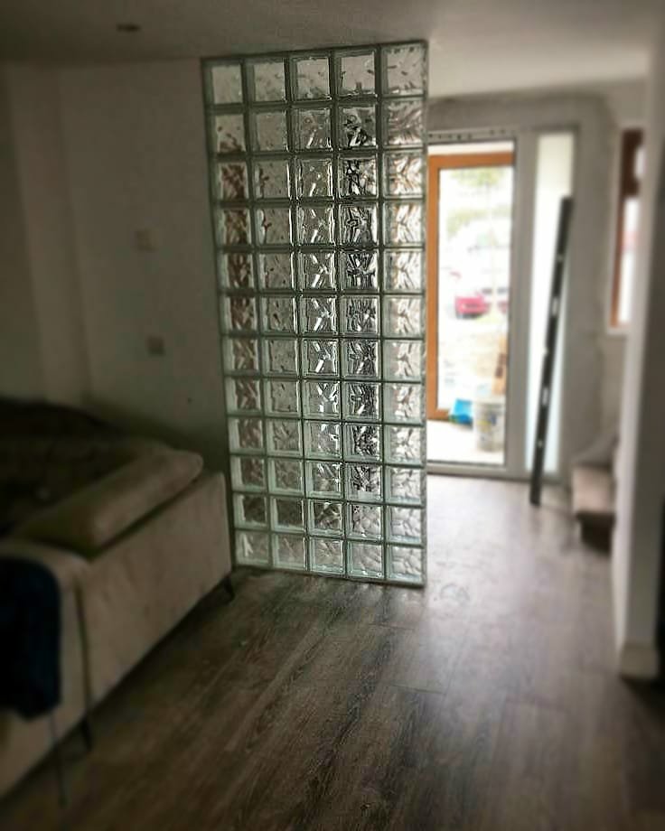 GlassBlockCo's tweet photo. Glass Block divider in an open plan living room. No loss of light. 💡  

#glassblocks #glassblockco https://t.co/sGdIbpIsaQ