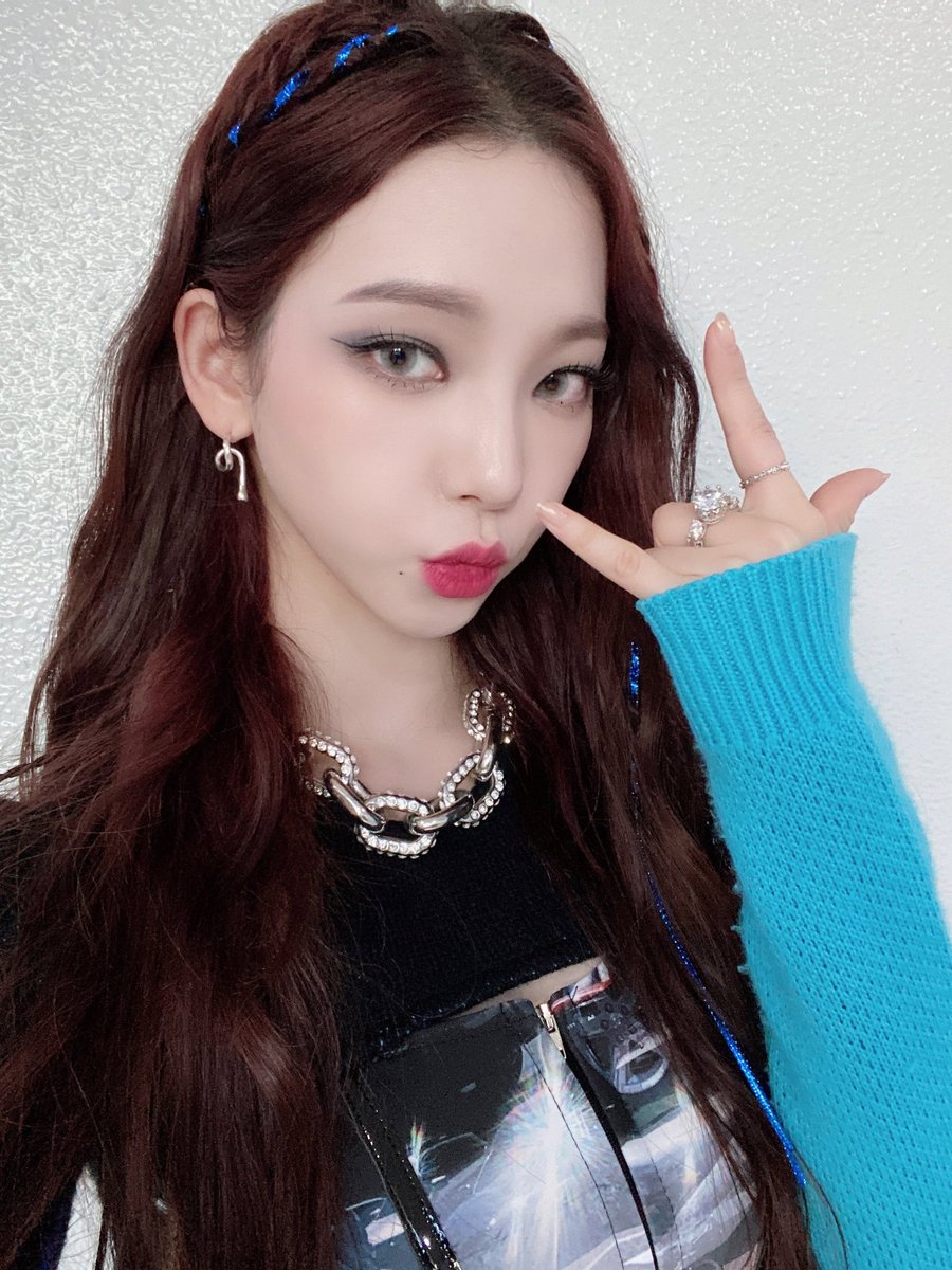 itzyseji's tweet photo. Sunday means Inkigayo day! Today’s stage outfit is featuring my favorite color so anyways thank you so much Mys for making us 1st place, we will make sure that we can go home with more trophies in the future. https://t.co/3UlYxiyzNd